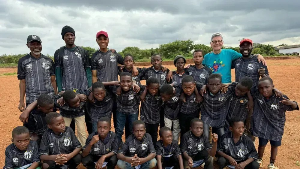 Santos doa camisas para crianças da África