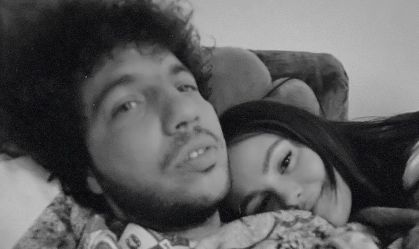 Selena Gomez mostra 1ª foto tirada com Benny Blanco e anuncia música