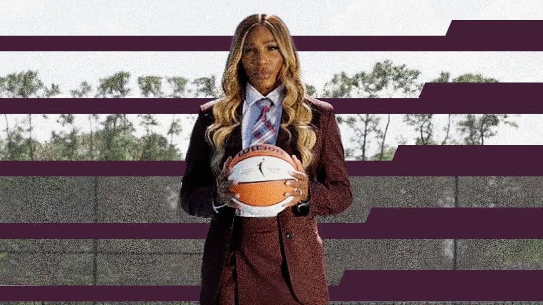 Serena Williams segurando uma bola de basquete no anúncio da compra de ações do Toronto Tempo