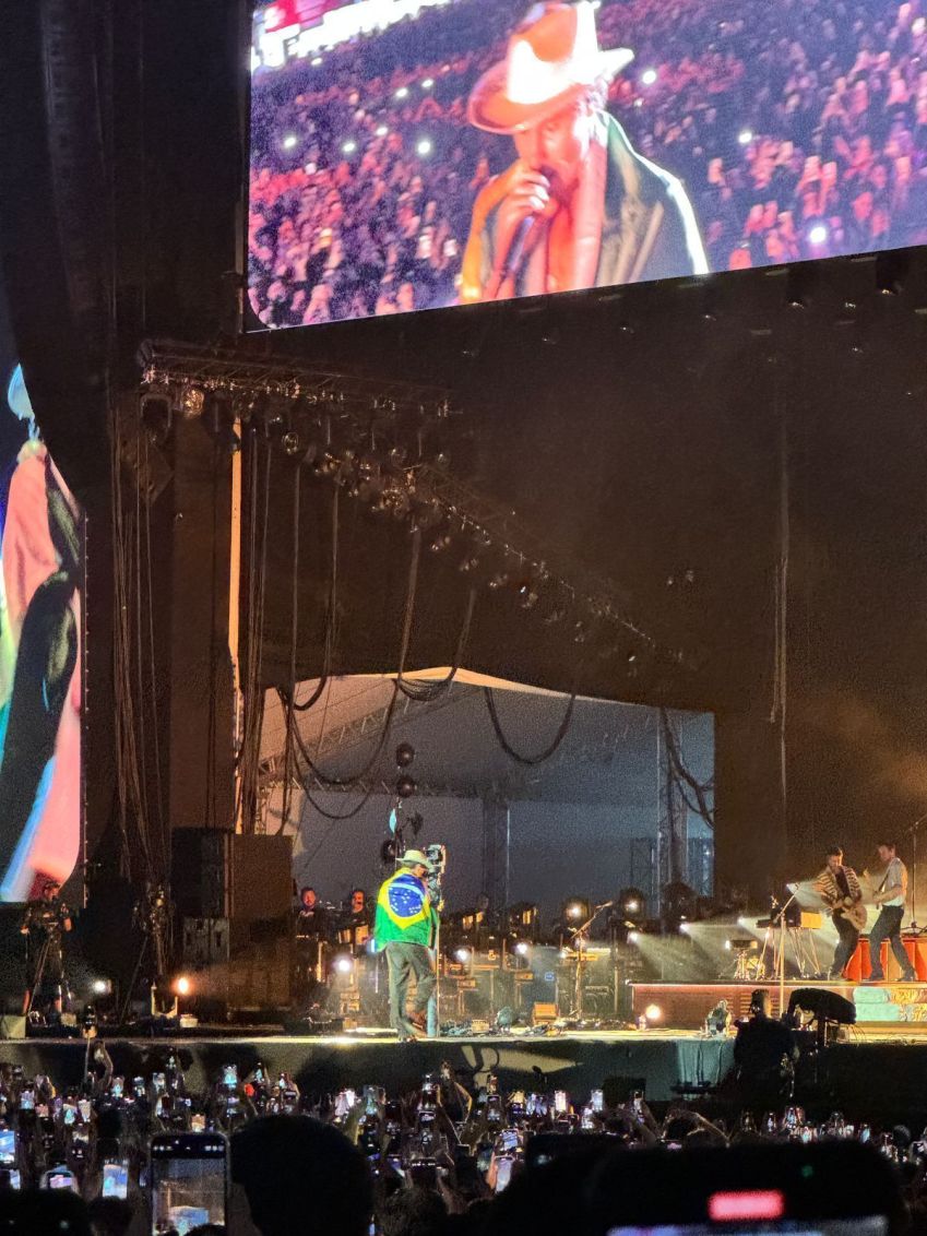 Shawn Mendes com bandeira do Brasil e chapéu • Ana Beatriz Dias/ CNN