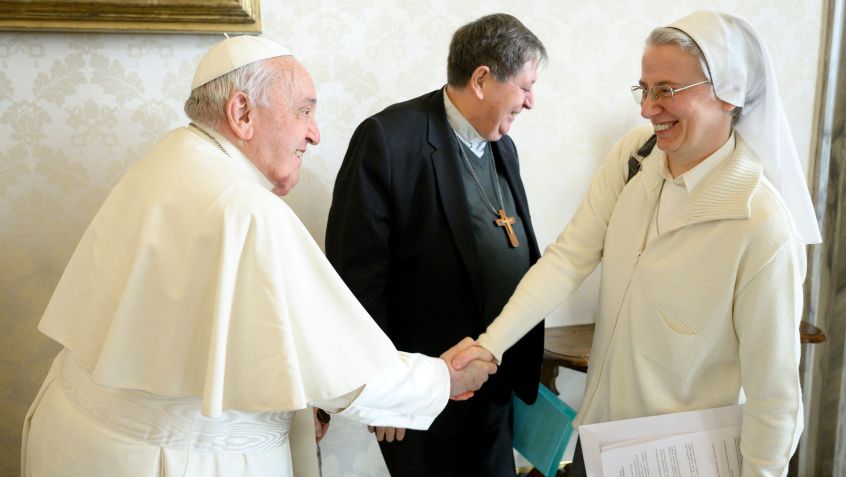 Simona Brambilla apertando a mão do papa Francisco. • Vatican Media/Divulgação via REUTERS