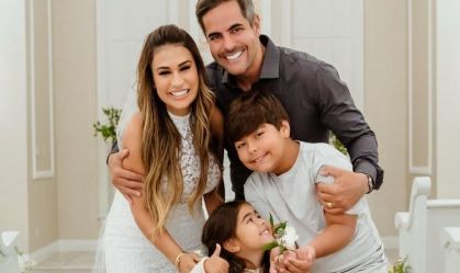 Simone Mendes e Kaká Diniz renovam votos de casamento ao lado dos filhos