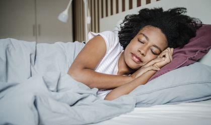 É verdade que mulheres precisam dormir mais que os homens? Entenda