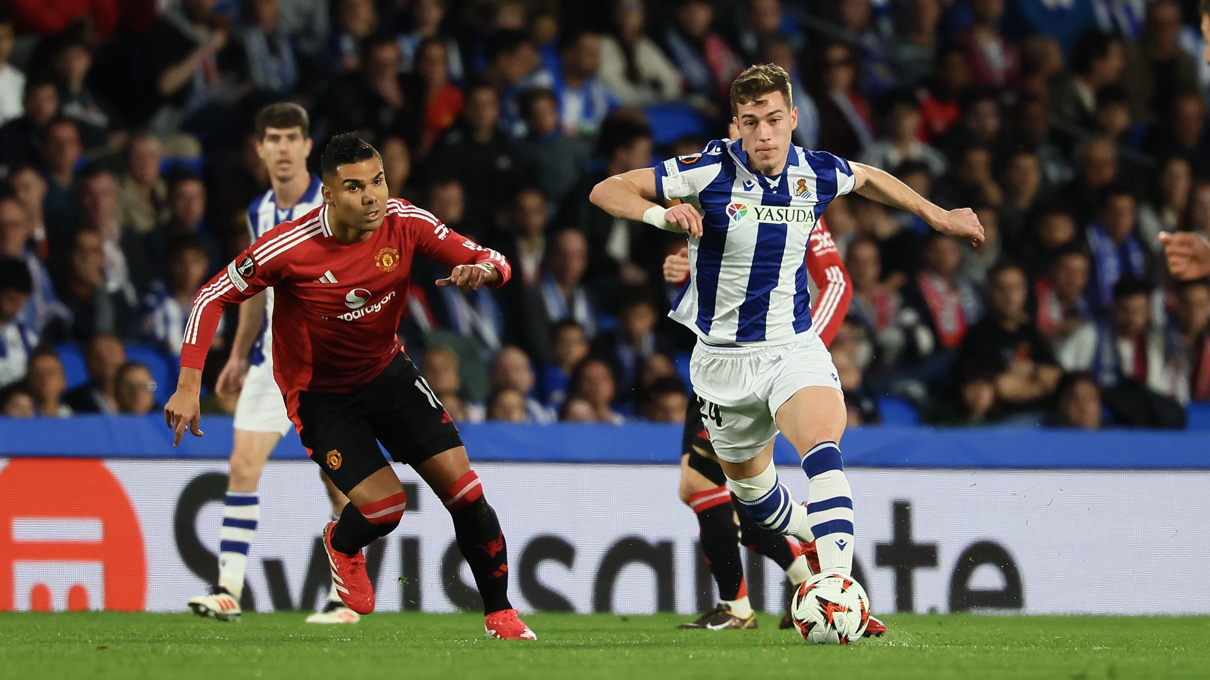 Casemiro disputa bola em jogo da Europa League