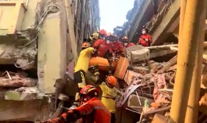 Socorristas salvam mulher presa por 65 horas em escombros após terremoto