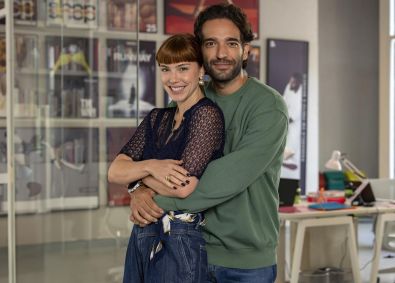 Solange (Alice Wegmann) e Afonso (Humberto Carrão) em &quot;Vale Tudo&quot;