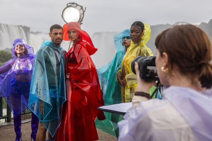 Maria de Fátima (Bella Campos) participa como figurante de ensaio de moda dirigido por Solange (Alice Wegmann) com César (Cauã Reymond) e a modelo Carol Trentini • Globo/ Fábio Rocha