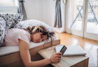Acordado à noite e cansado pela manhã? Veja como regular seu sono