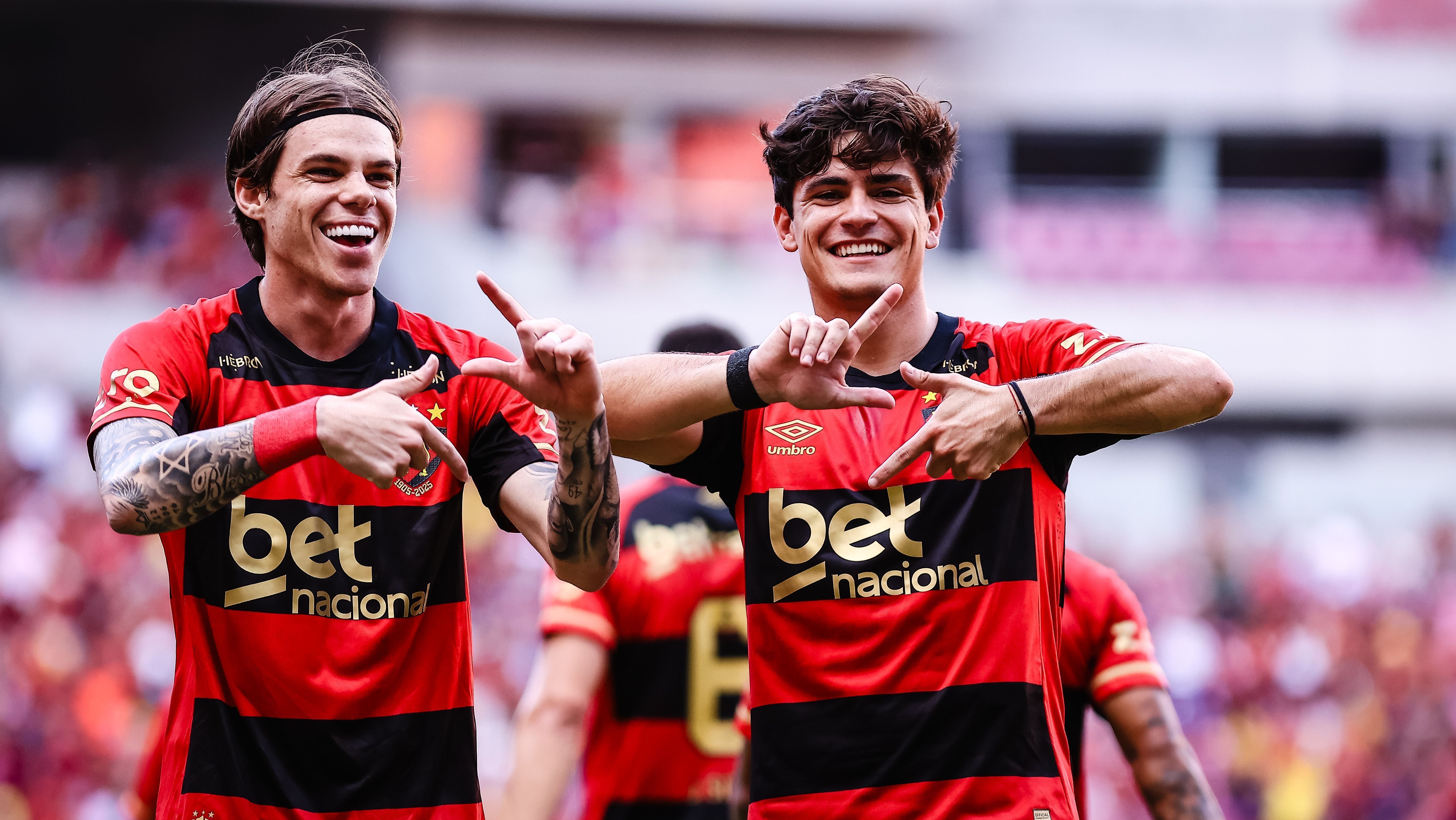 Barletta e Lobato celebram um dos gols do Sport contra o Retrô