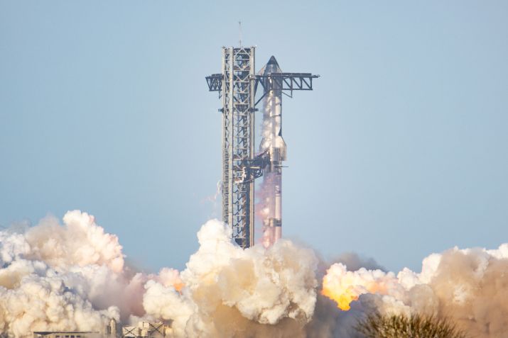 voo 8 da SpaceX Starship decola da plataforma de lançamento da Starbase, perto de Brownsville, Texas, na quinta-feira (6) • Brandon Bell/Getty Images