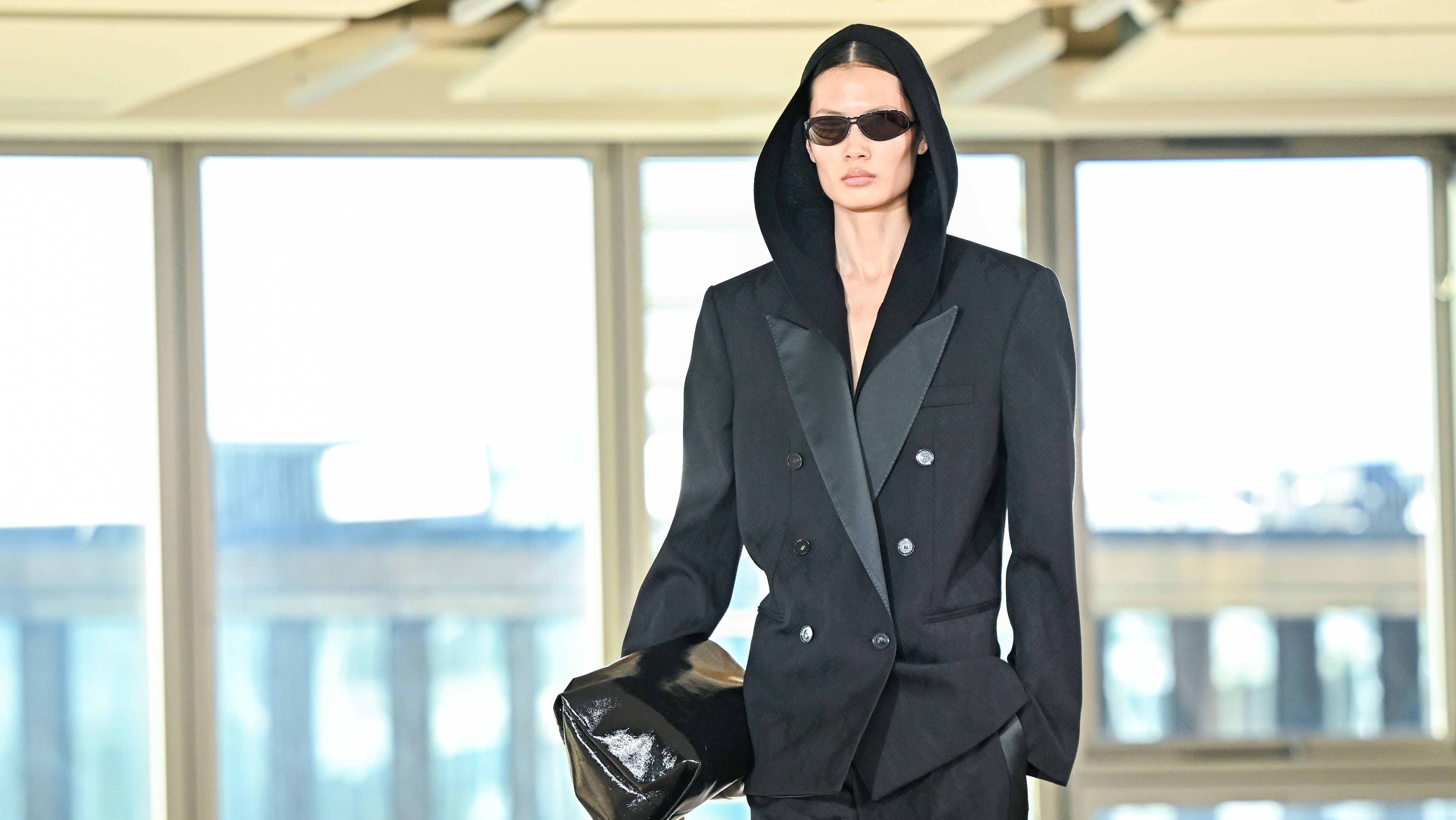Stella McCartney entrou em modo corporativo total para seu desfile Outono-Inverno 2025 na Paris Fashion Week