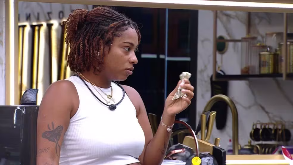 No BBB25, Thamiris fala sobre beijo com João Gabriel: "Foi legal"