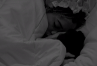 BBB25: Thamiris e João Gabriel trocam beijos debaixo do edredom após festa