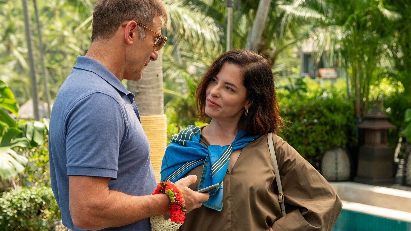 Parker Posey, Jason Isaacs em "The White Lotus"