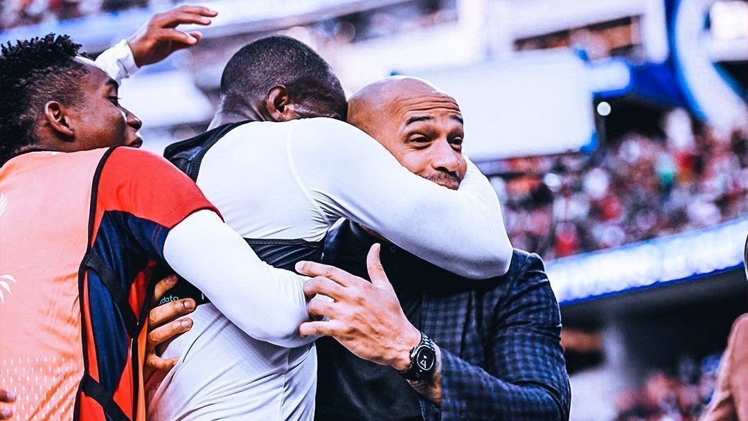 Cecilio Waterman abraça Thierry Henry em comemoração ao gol do Panamá contra os Estados Unidos