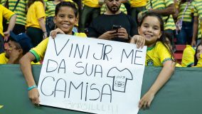 Torcedores mirins pedem camisa de Vinicius Jr. na Arena BRB Mané Garrincha