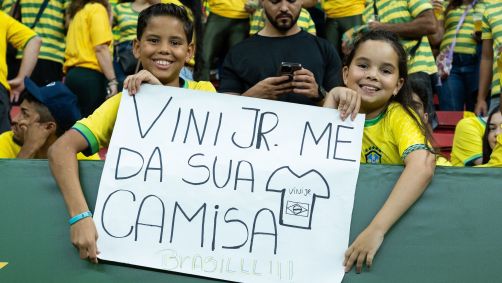 Torcedores mirins pedem camisa de Vinicius Jr. na Arena BRB Mané Garrincha