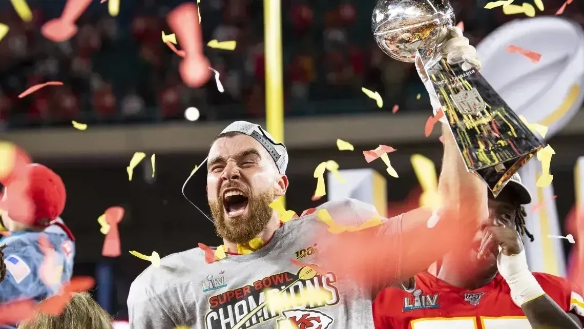 Travis Kelce celebrando a vitória dos Chiefs no Super Bowl de 2020
