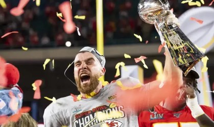 Travis Kelce celebrando a vitória dos Chiefs no Super Bowl de 2020