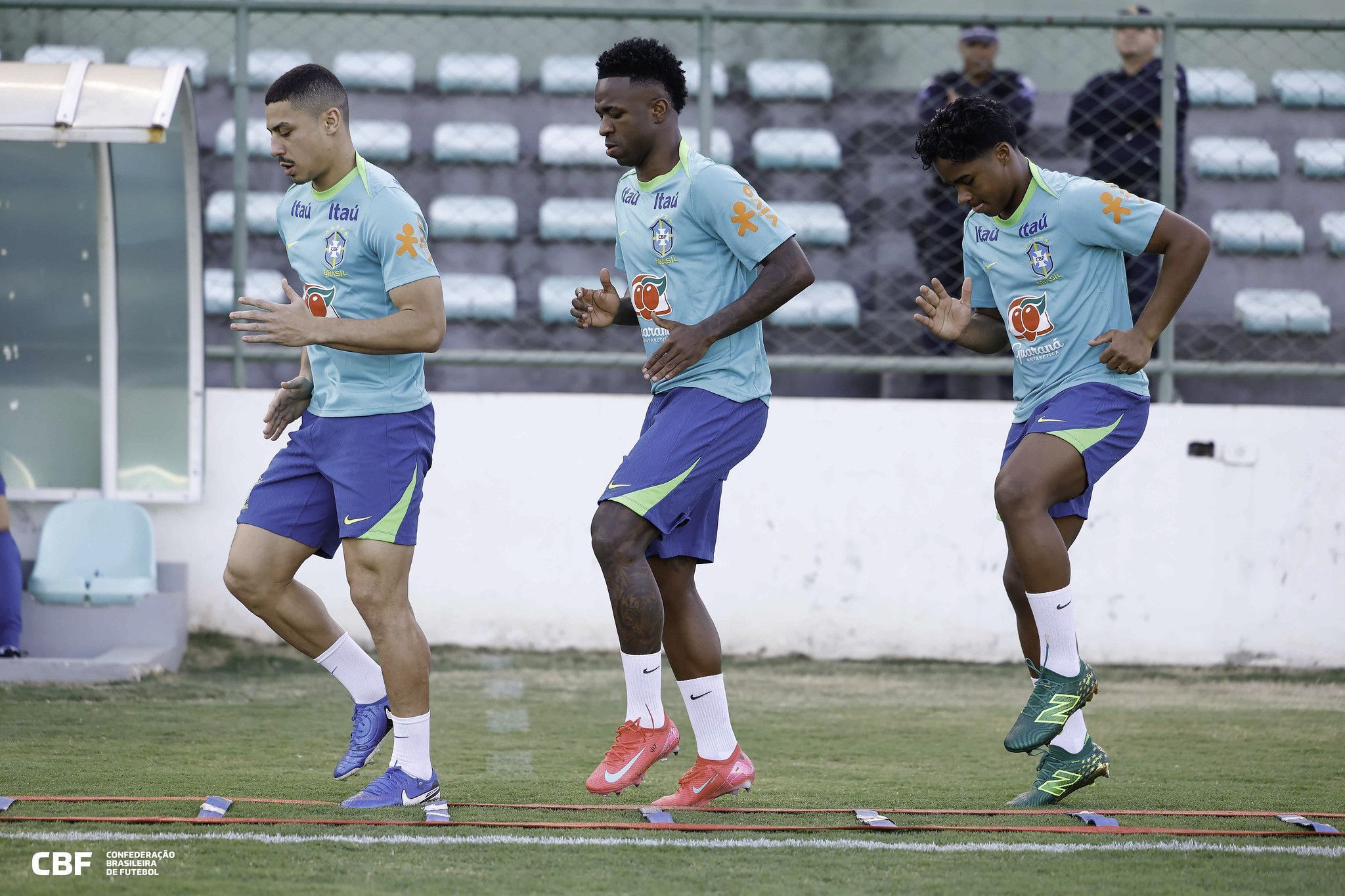 Jogadores do Brasil durante treinamento no Bezerrão