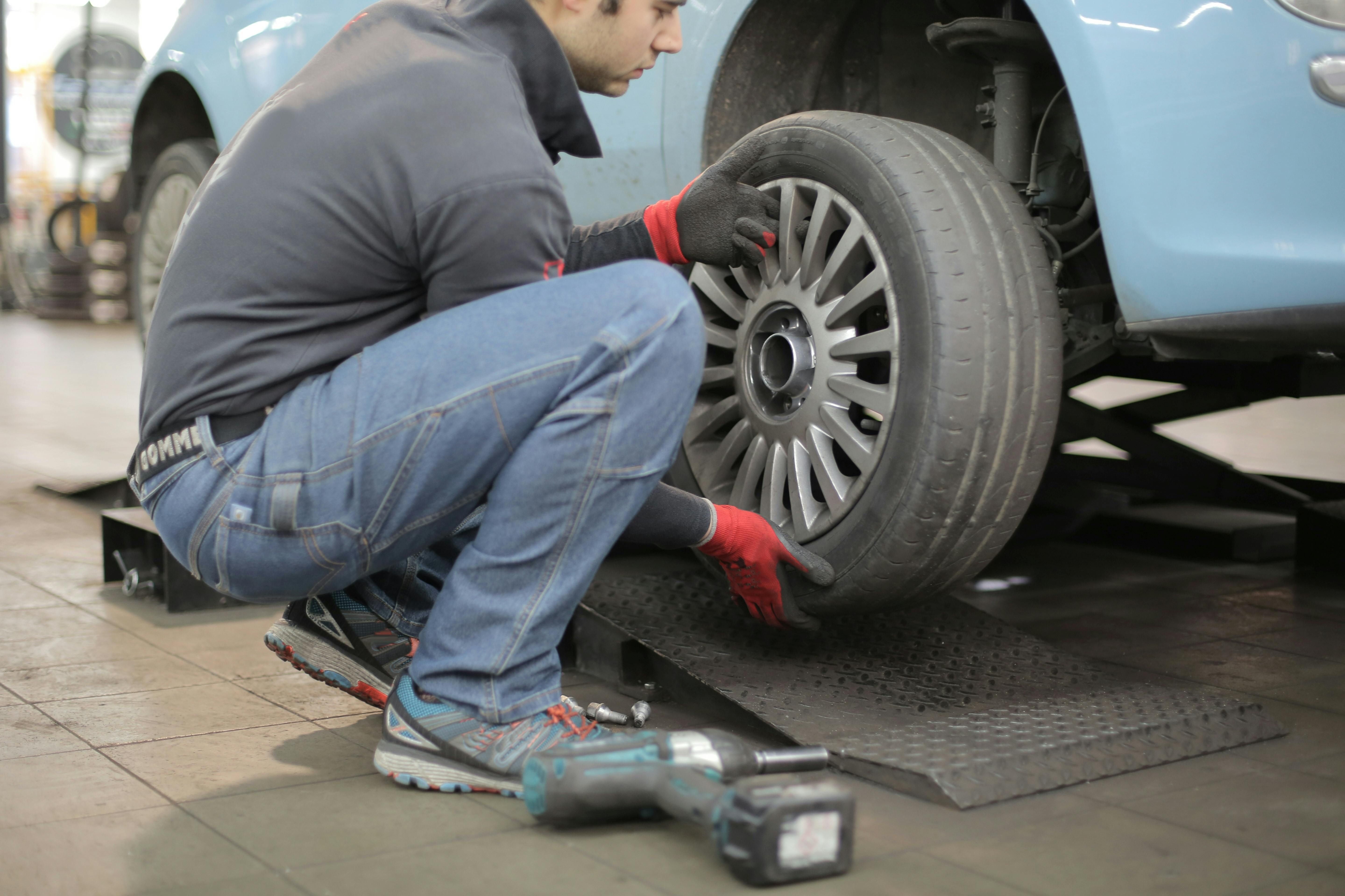 Entrega do pneu adequado para o carro é uma das preocupação de quem compra carro zero • Andrea Piacquadio/Pexels
