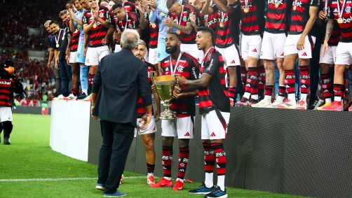 Zico entrega troféu do Campeonato Carioca 2025 para jogadores do Flamengo