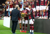 Veja Zico entregando troféu de campeão carioca para jogadores do Flamengo