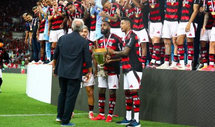 Veja Zico entregando troféu de campeão carioca para jogadores do Flamengo