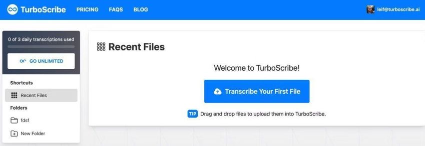 Na página principal do TurboScribe, basta anexar o arquivo ou colar o link do áudio ou vídeo para iniciar a transcrição. • Créditos: TurboScribe.