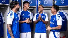Atletas do Cruzeiro com novo uniforme do clube