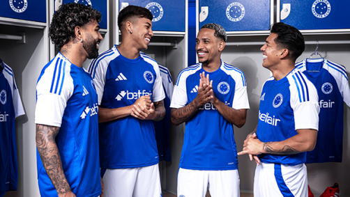 Atletas do Cruzeiro com novo uniforme do clube