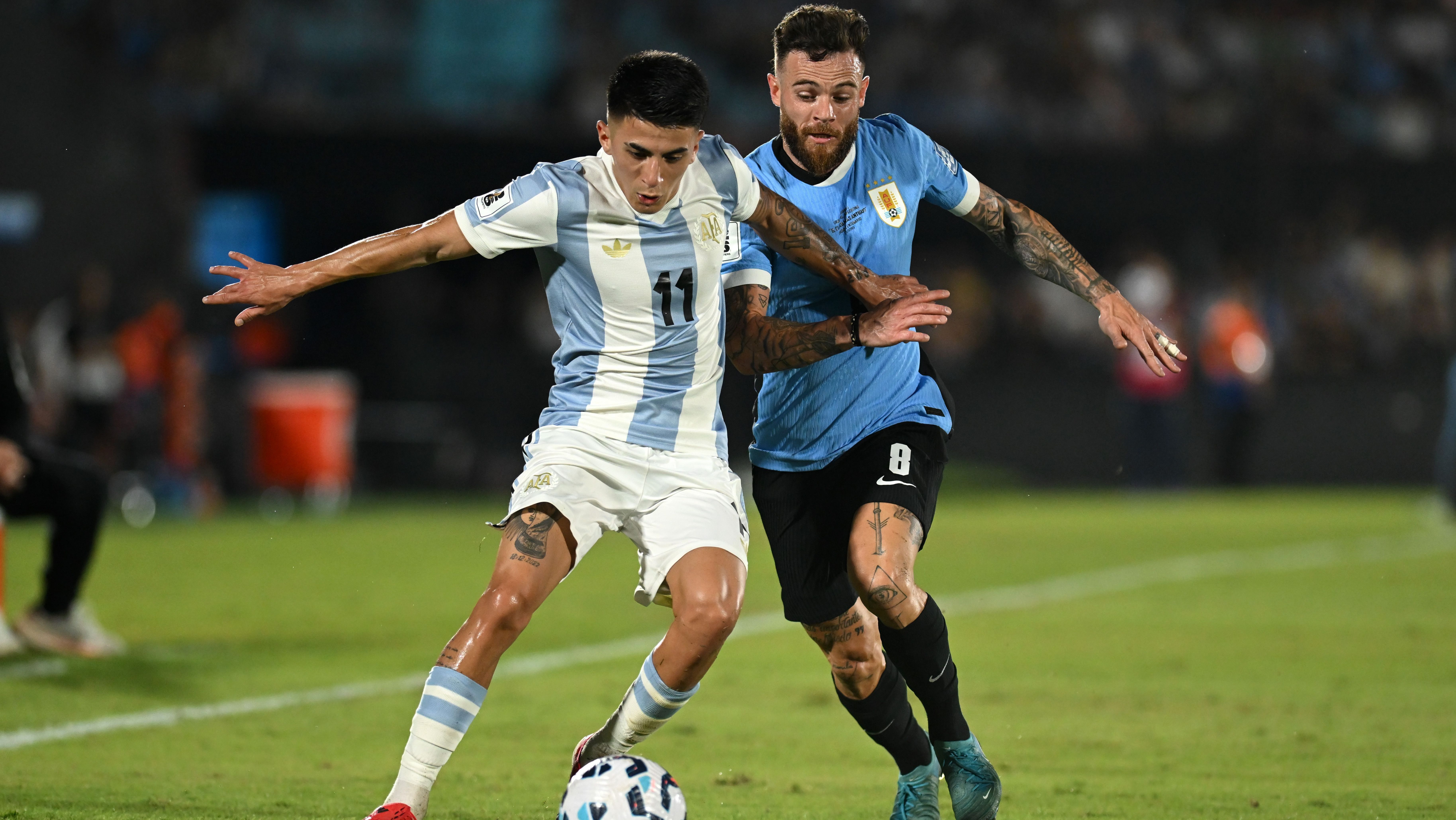 Almada e Nández disputam bola em Uruguai x Argentina pelas Eliminatórias