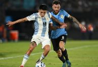 Com golaço de Almada, Argentina bate Uruguai e fica perto da Copa do Mundo