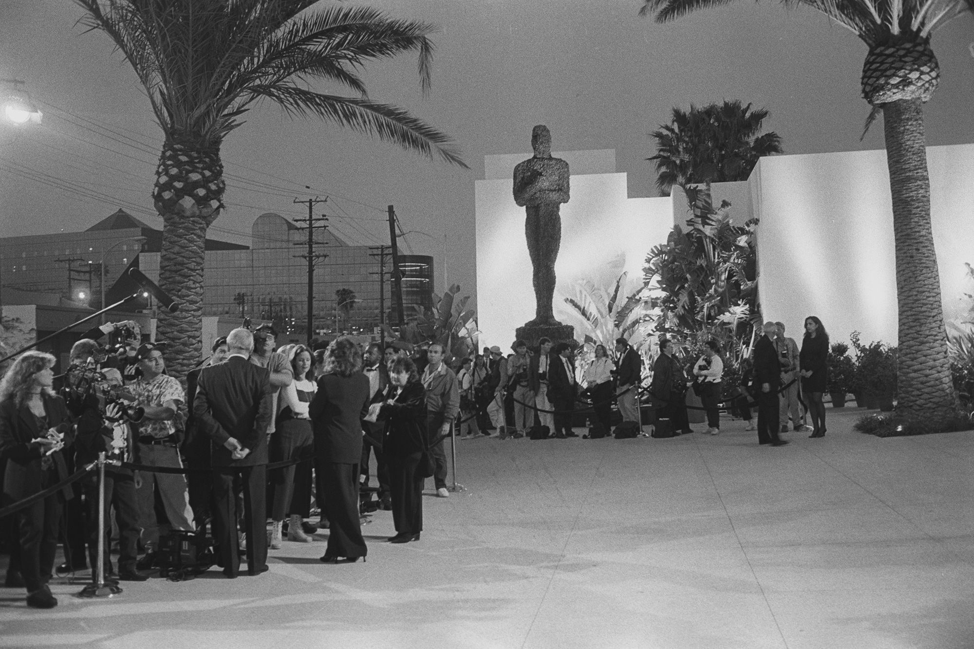 Equipes de filmagem e a mídia se reuniram do lado de fora da festa do Oscar de Steve Tisch e da Vanity Fair, em Mortons, Los Angeles, em 1994 • Dafydd Jones via CNN Newsource