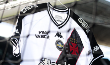 Uniforme do Vasco com o patch da Mangueira para enfrentar o Flamengo