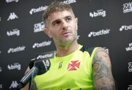 Vegetti, do Vasco, bate boca com repórter em coletiva: “É mentira”; veja