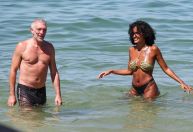 Ator francês Vincent Cassel aproveita praia no RJ com namorada brasileira
