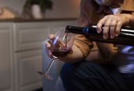 Álcool não ajuda a dormir bem e aumenta a chance de roncar, explica médico