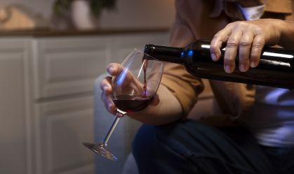 Álcool não ajuda a dormir bem e aumenta a chance de roncar, explica médico