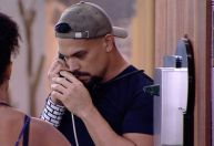 BBB25: Vinícius atende Big Fone e indica Eva e Maike ao Paredão