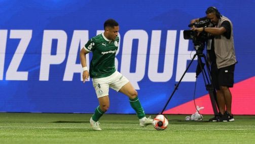 Vitor Roque estreou pelo Palmeiras e ganhou elogios de Abel Ferreira