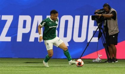 Vitor Roque impressiona Abel em estreia no Palmeiras; veja números