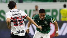 Vitor Roque em ação contra o São Paulo