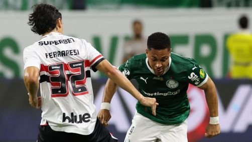 Vitor Roque em ação contra o São Paulo