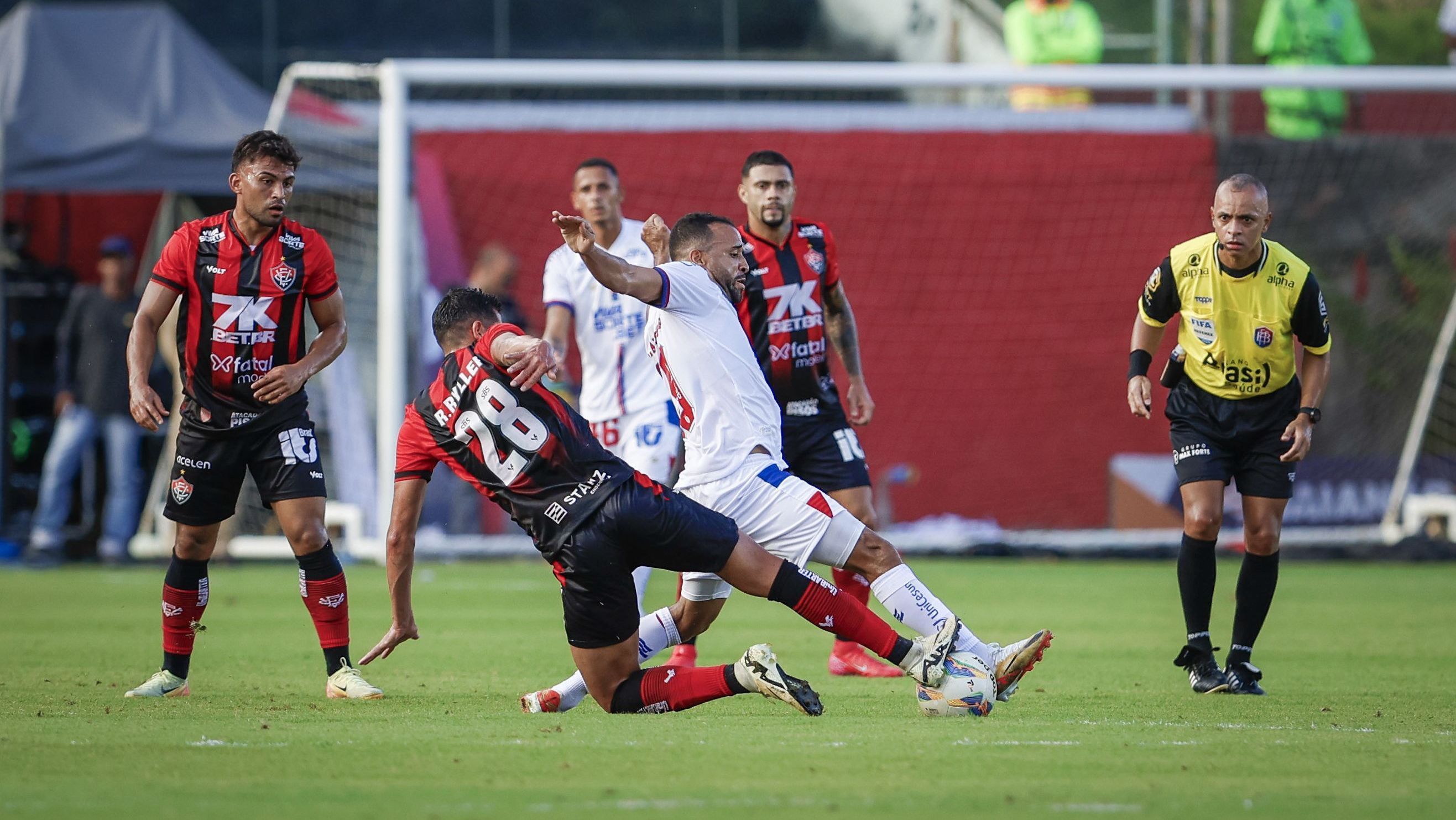Lance de Vitória x Bahia pela final do Campeonato Baiano