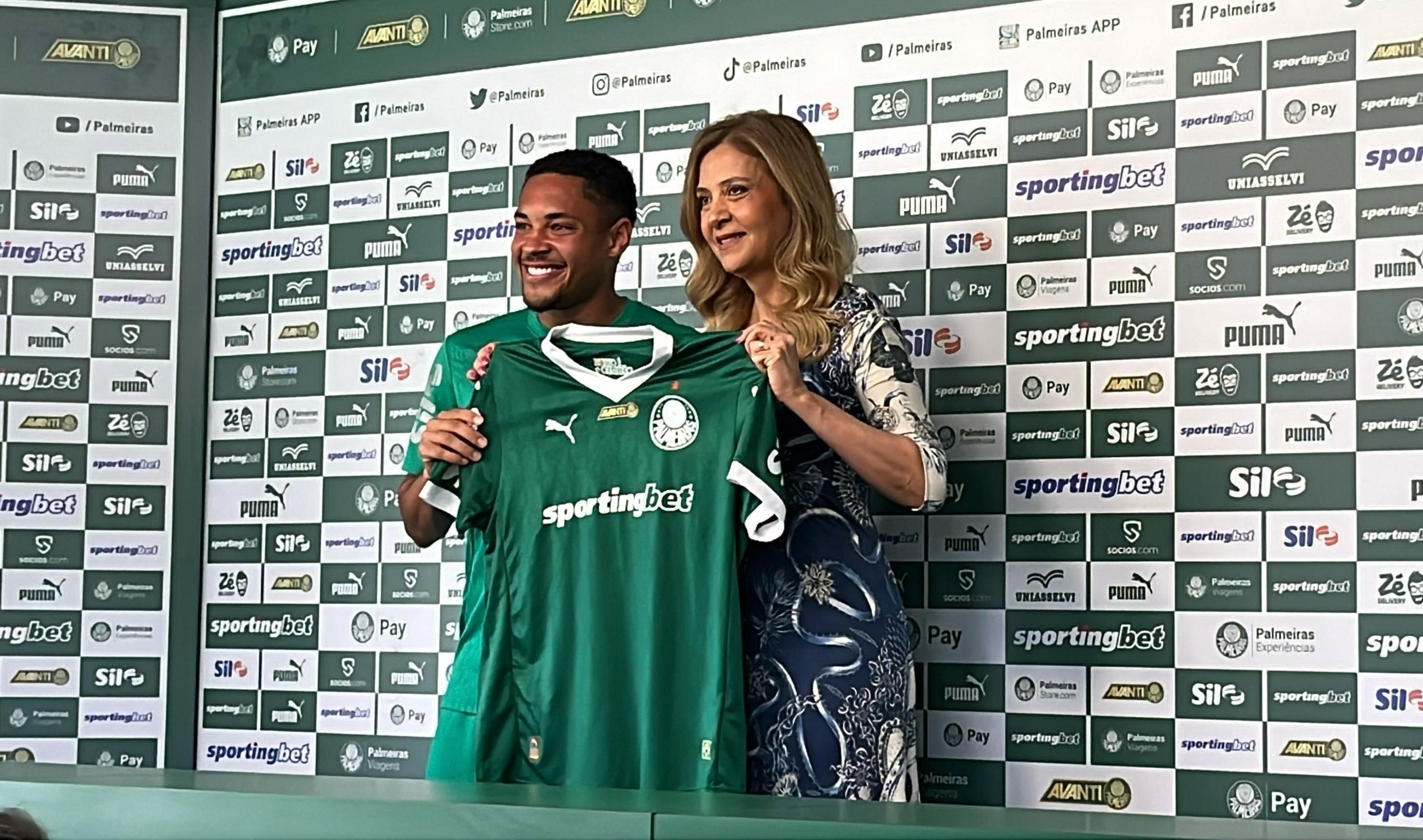 Vitor Roque foi apresentado no Palmeiras nesta sexta (7)