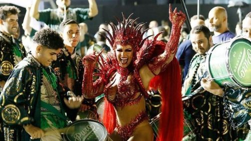 Viviane Araújo ocupa o posto de rainha de bateria da escola de samba paulistana Manche Verde desde 2005