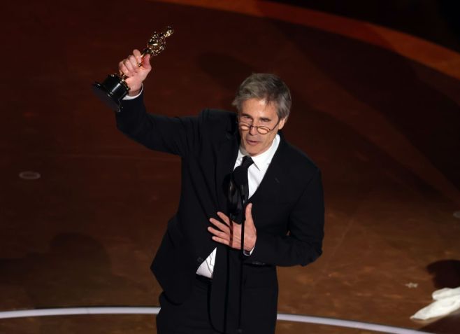 Walter Salles discursa ao aceitar o Oscar de Melhor Filme Internacional • Kevin Winter/Getty Images