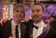 Walter Salles e diretor de "Flow" posam juntos após vencerem Oscar
