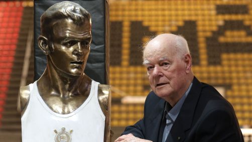 Wlamir Marques ao lado do busto que o homenageia feito pelo Corinthians